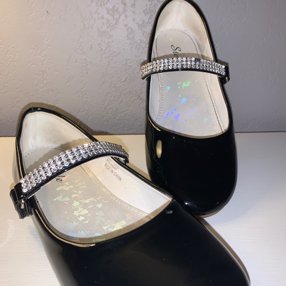 ADORABLE GIRLS SHINY BLACK FLATS